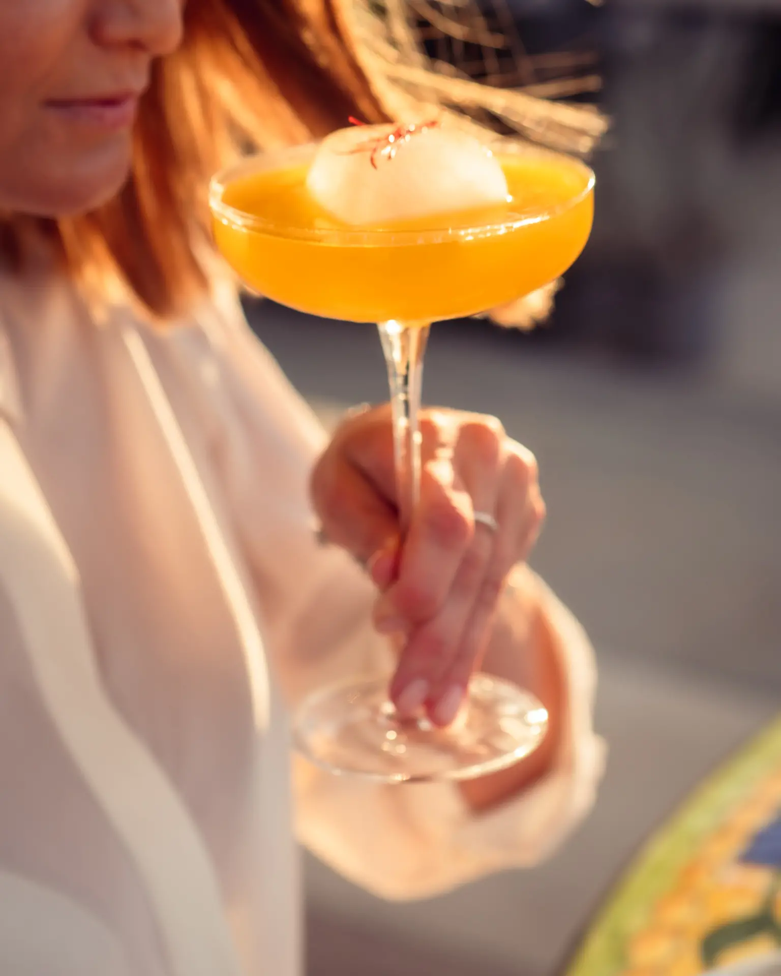 oggi beach donna aperitivo elegante al tramonto